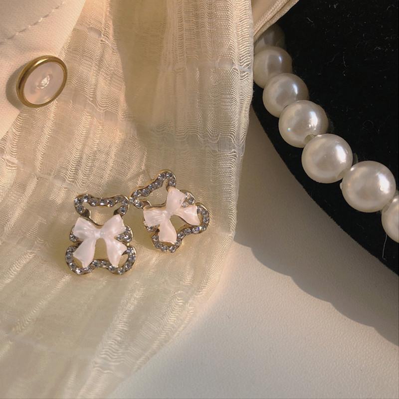 Очаровательные серьги в виде медведя-бантика и сверкающей феи — милые и девчачьи трендовые клипсы на весну 2025 года