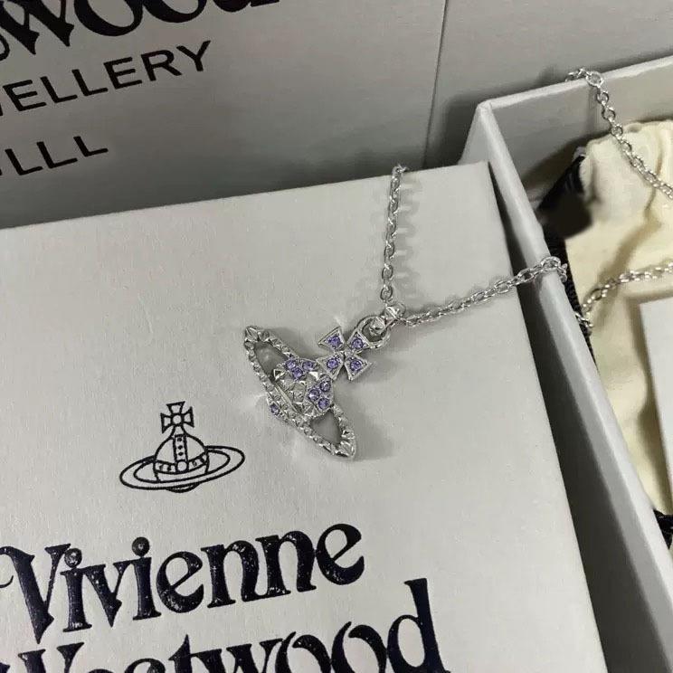 Ожерелье «Сатурн» с бриллиантами и деталями-заклепками, с плоской цепочкой-рельефом для ключицы