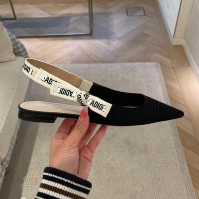 Европейские и американские однотонные сандалии с острым задником на плоской подошве женские летние 2024 года, новые элегантные темпераментные модные сандалии с сумкой на голове для женщин