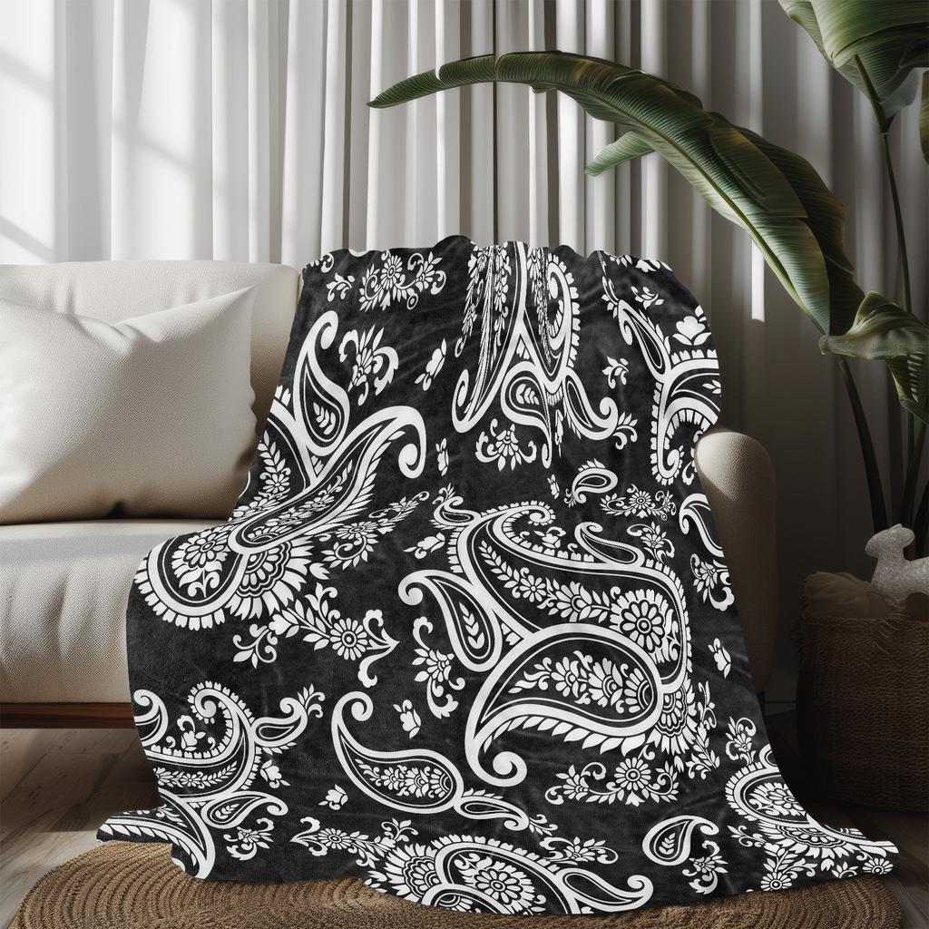 1pc Black and White Floral Print Flannel Blanket - Soft, High-Definition Digital Print, All-Season Cozy Throw for Home and Frien
