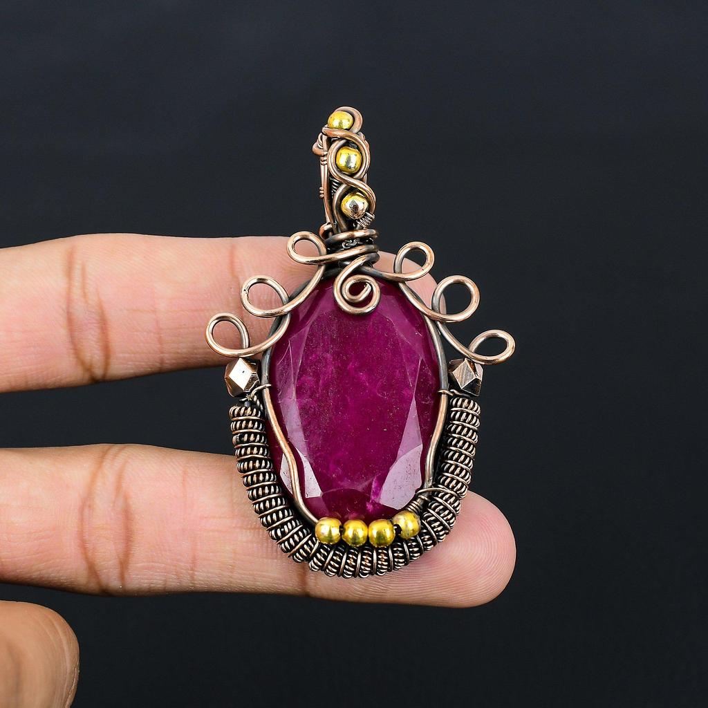 Созданный в лаборатории рубиновый драгоценный камень из чистой медной проволоки, обернутый ювелирными изделиями ручной работы