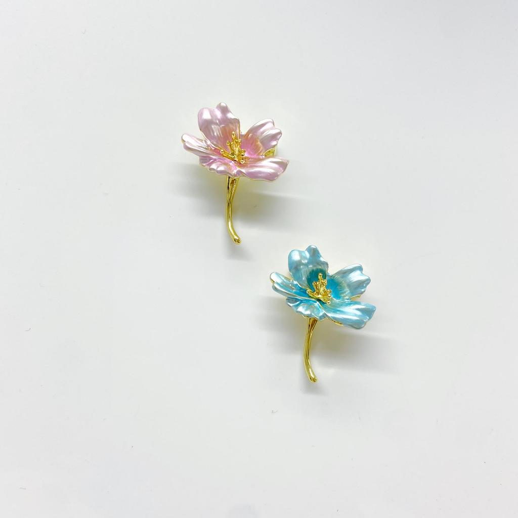 Брошь Вишневый Цвет: Голубая и розовая цветочная антиэкспозиционная булавка - элегантный женский аксессуар, выпуск 2023 г.