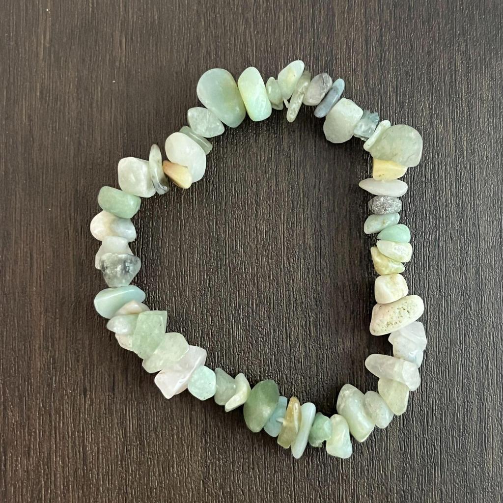 Браслет из разноцветных кристаллов с цитрином, тигровым глазом, лазуритом, аметистом и зеленым авантюрином на эластичном шнуре