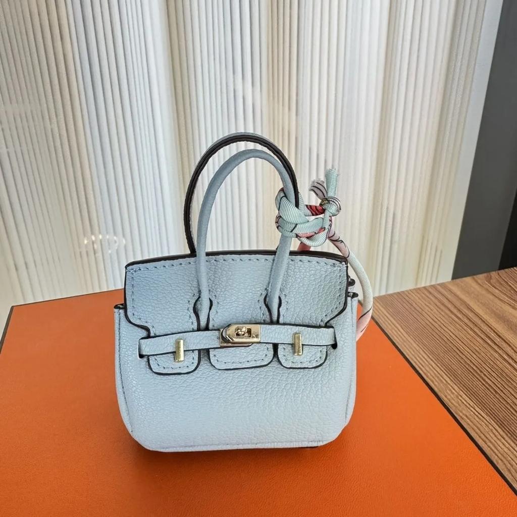 Компактная подвеска-мини-сумка из синтетической кожи с брелком для ключей и держателем для наушников - доступна в нескольких цветах