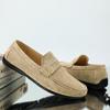 Мода 2025 Мужские лоферы серого цвета с замшевой отделкой Кожаные эластичные вставки Декоративная строчка Нескользящие лоферы для вождения Большие размеры 38-45
