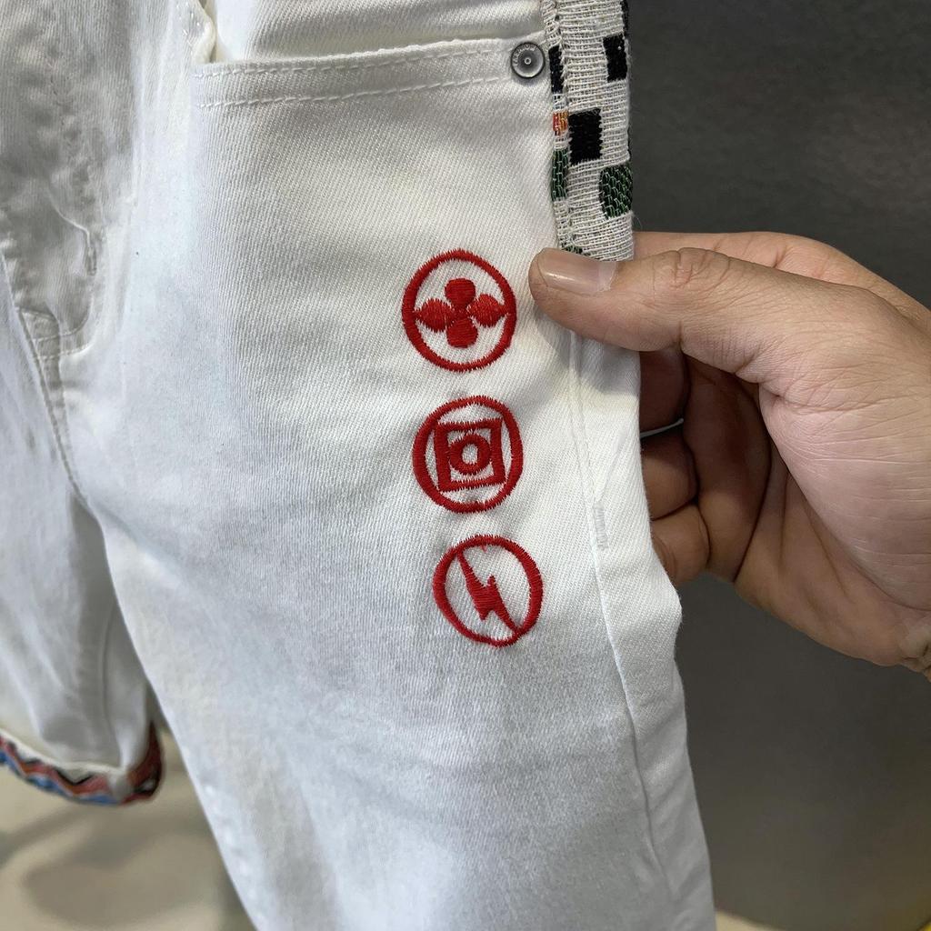 Мужские универсальные летние белые джинсовые шорты с вышивкой — модные, повседневные, эластичные, прямого кроя, с застежкой на пять точек.