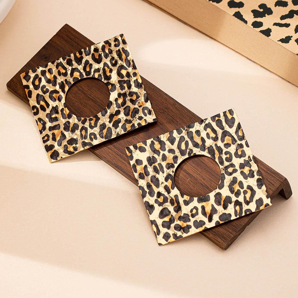 Модные серьги-гвоздики для женских украшений