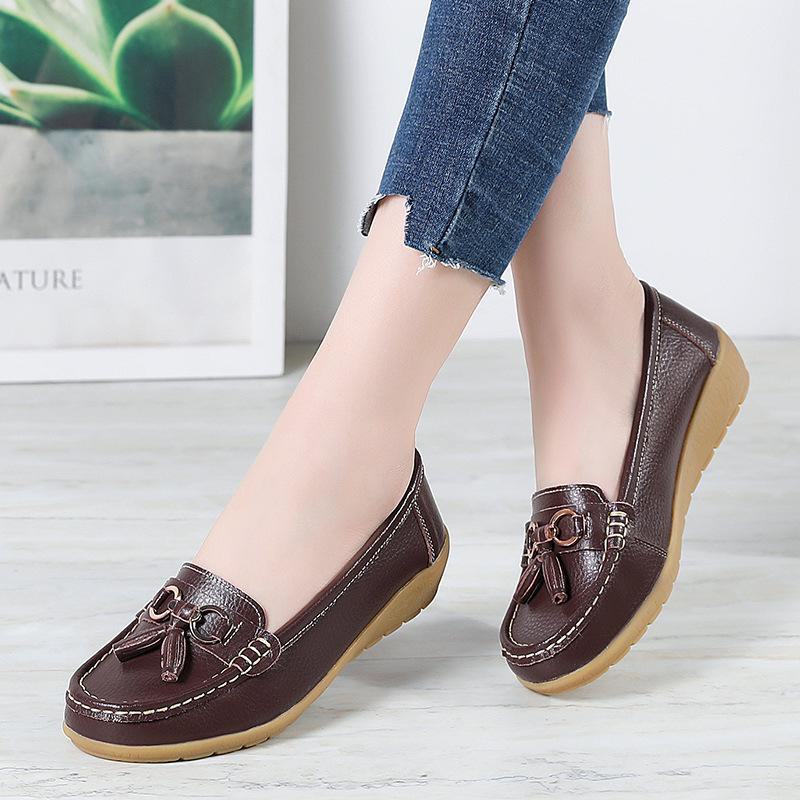 Весенние и осенние туфли на танкетке из кожи для женщин — мягкая подошва, полый дизайн, идеально подходят для людей среднего и пожилого возраста