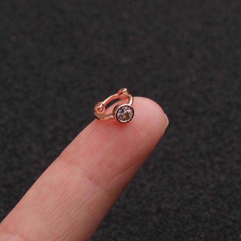 Изысканные маленькие серьги в хрящ с камнем