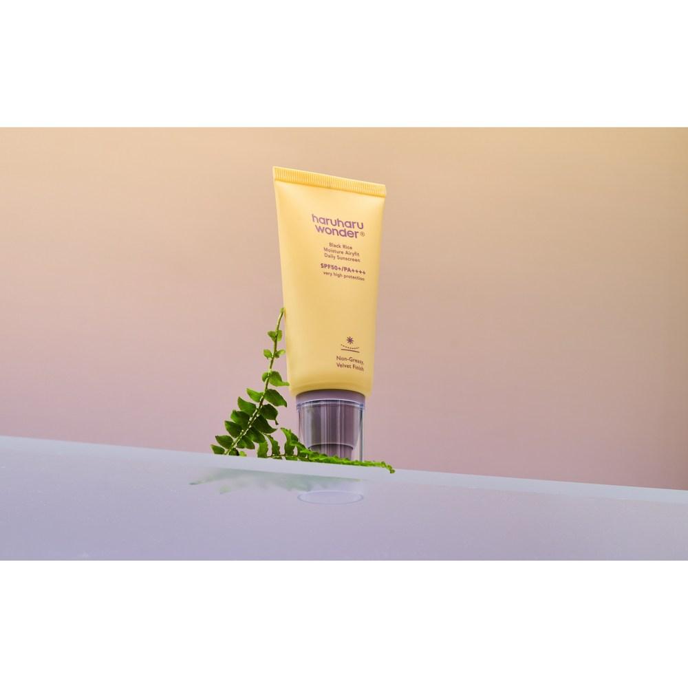HARUHARU WONDER Органический чай с увлажняющим эффектом Airy Fit для ежедневного солнцезащитного крема Black Rice Moisture, 50 мл, 1 шт.