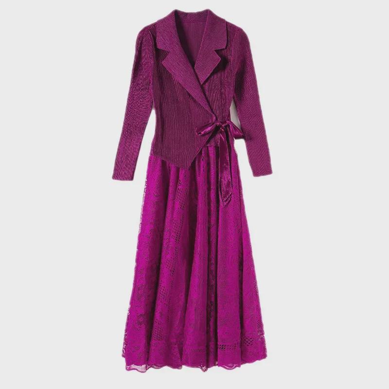 Платье средней длины из плиссированного бархата с приталенным воротником и плиссировкой - коллекция осень 2025 г.