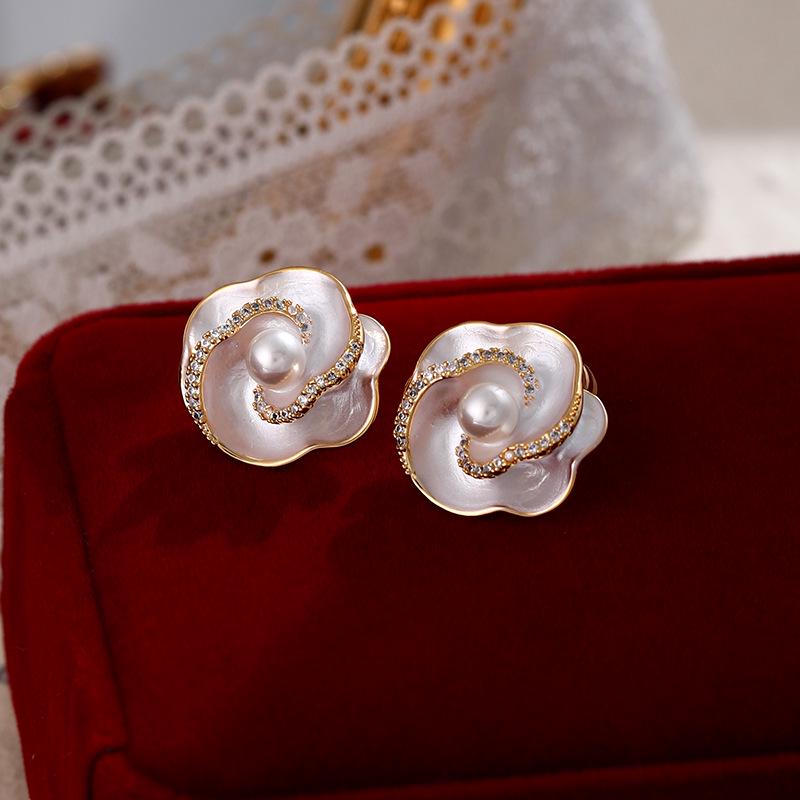 Французские ретро серьги-камелии с жемчугом и лепестками из циркония - Дизайн легкой роскоши с серебряной иглой