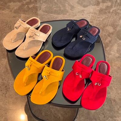 Мода Мода Металлическая Пряжка Кисточка Шлепанцы с Перемычкой для Пальца Женские Сандалии Летние Шлепанцы на Плоской Подошве Для Ношения на Улице Повседневная Пляжная Обувь Женская