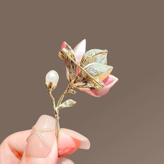 Брошь «Цветок магнолии» для женщин, искусственные булавки с цветами, эмалевые значки с искусственным жемчугом, значки на лацкан для пиджаков, платьев, пальто, аксессуары