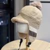 Новая зимняя плюшевая шапка с защитой ушей для женщин, вельветовая плюс бархатная теплая шапка-ушанка, защита от холода, кепка с козырьком, шапка-авиатор, тренд