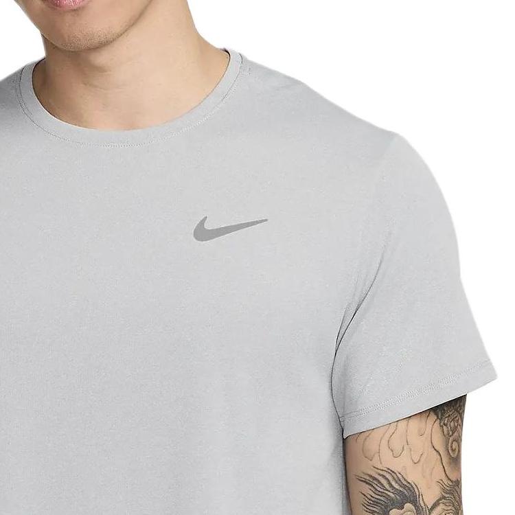 Nike Мужская футболка с коротким рукавом, однотонная, с круглым вырезом, повседневная, из ткани Dry Fit с УФ-защитой, серая DV9316-098