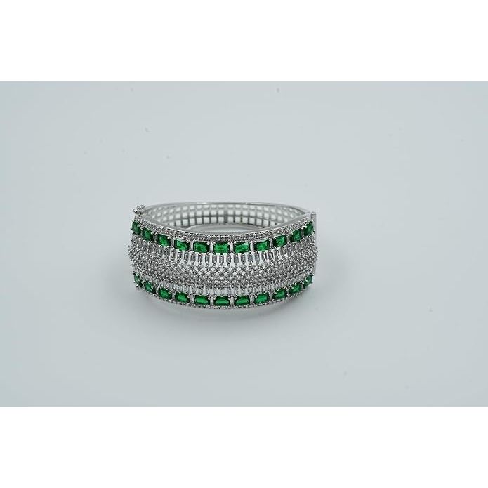 Браслет из американских бриллиантов и изумрудов с зеленым камнем