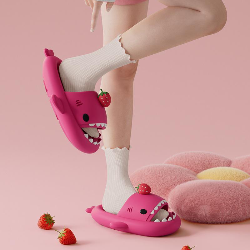Мода 2025 Новые тапочки-акулы Женские Мужские Летняя обувь Милые DIY Клубничные Домашние Уличные Сандалии Девочки Мальчики Пляжные Шлепанцы для Душа