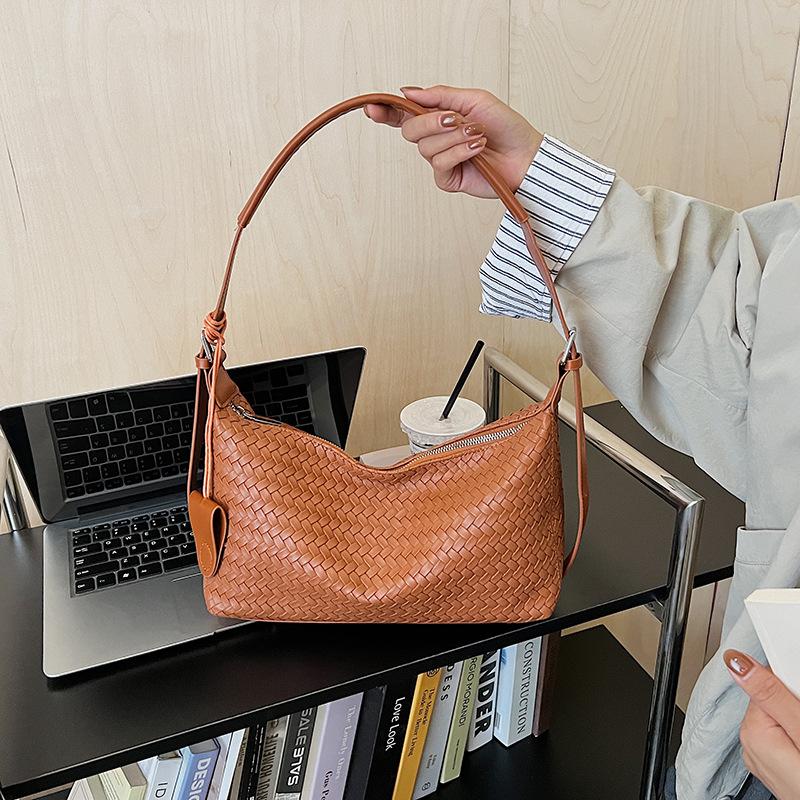 Винтажная плетеная сумка женская большой вместимости 2025 новая осенне-зимняя универсальная на плечо подмышку повседневная рабочая сумка для поездок