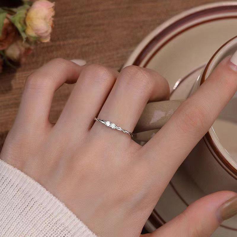 Кольцо с двойным витым бриллиантом из серебра 925 пробы для женщин - элегантный и минималистичный стиль