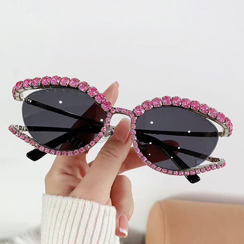 Luxury Cat Eye Sunglasses with Color Diamonds Fashion Trend Women Glasses Gafas De Sol Personalized Crystal Design