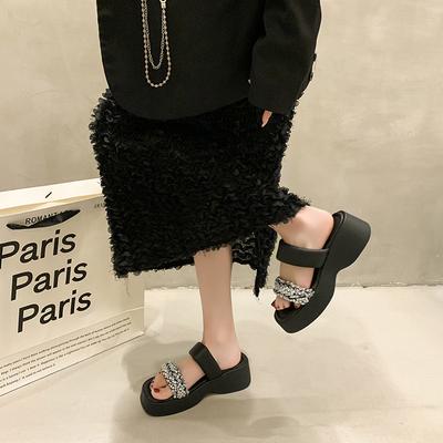 Премиальный сенс серебристые стразы крутые шлепанцы женские 2025 лето новые толстая подошва увеличивающие рост квадратный носок универсальные сандалии на одной перемычке партия