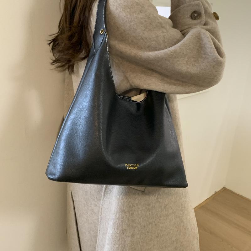 Ретро сумка женская большой вместимости 2025 новая осень и зима простая универсальная сумка через плечо премиальная текстура сумка-тоут для поездок