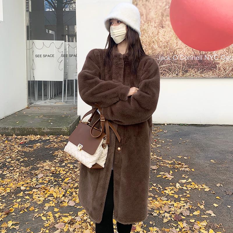 Женское среднедлинное экологичное пальто из искусственного меха норки и натуральной шерсти ягненка 2025 года