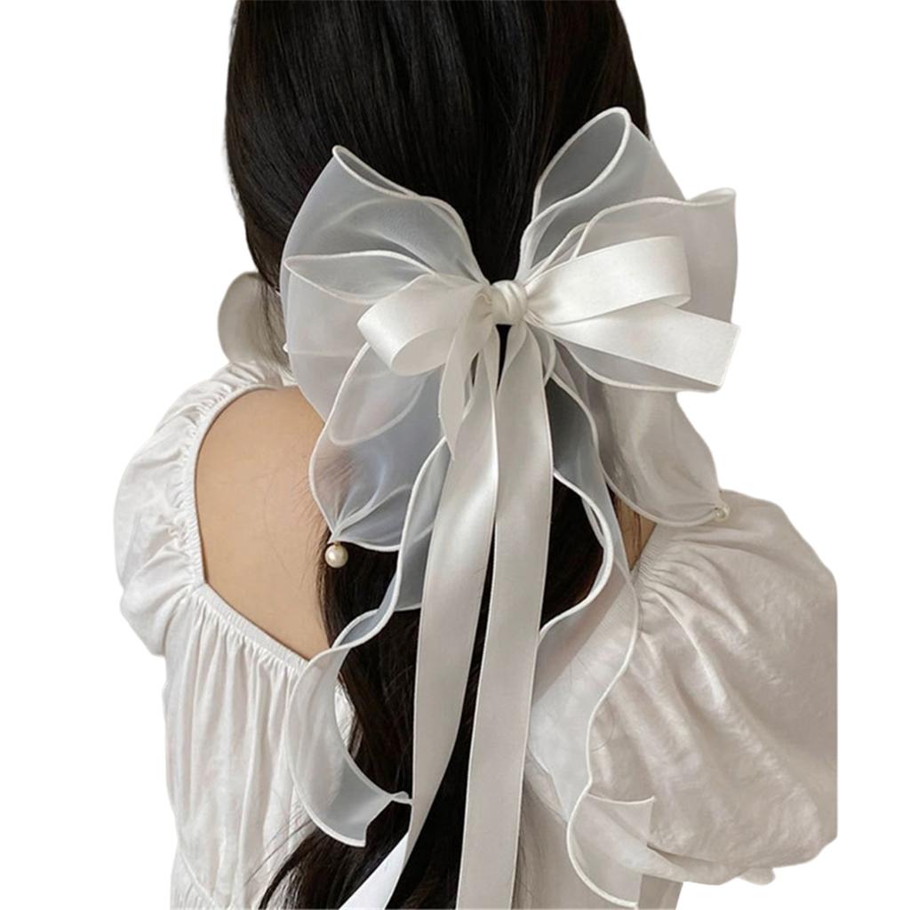 Нежная заколка для волос в виде вуали с бантом и бусинами. Добавьте нотку изысканности в свою прическу с помощью нежной заколки для волос.