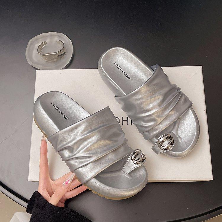 Французский плиссированный набор тапочек с перемычкой для женской летней носки 2025 новые универсальные сандалии на толстой подошве для пляжного отдыха