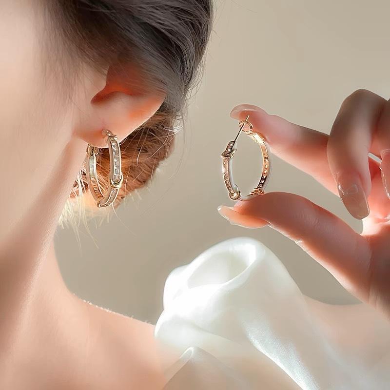 Новые серьги с белым цирконом, французские ретро, легкая роскошь, высококлассные серьги, нишевый темперамент, модные универсальные серьги для женщин