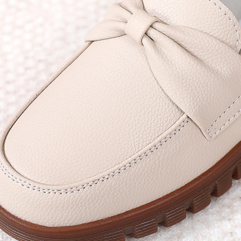 Большие размеры 2024 года, новые весенние туфли-одиночки, женские туфли на мягкой подошве для мам, модные повседневные женские кожаные туфли