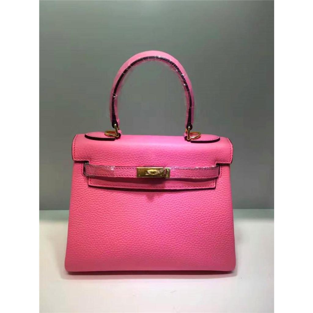 Келли обертывает верхний слой модной сумки-тоут из фактурной коровьей кожи, которую можно носить на плече или через плечо