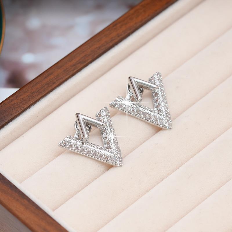 Slightly Inlaid With Diamond V Letter Stud Earrings, Women'S Light Luxury Design Sense, Wearing Triangular Earrings Before After Temperament Earrings
