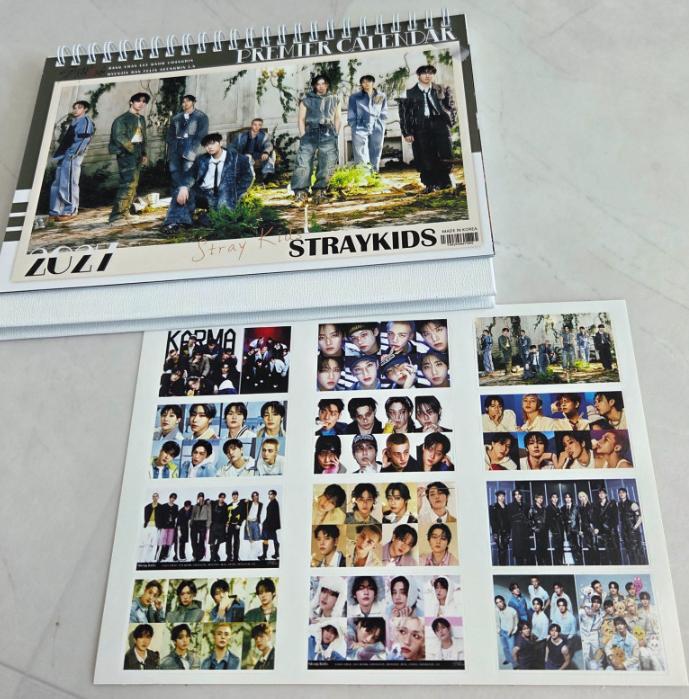 Stray Kids Настольный календарь на 2026–2027 годы – Двусторонний в стиле фотокниги (Случайные изображения)