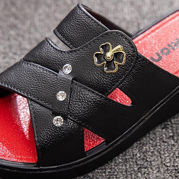 Тапочки «клевер» для мам среднего возраста, быстросохнущие нишевые босоножки на наклонном каблуке, высококачественные сандалии с толстой подошвой