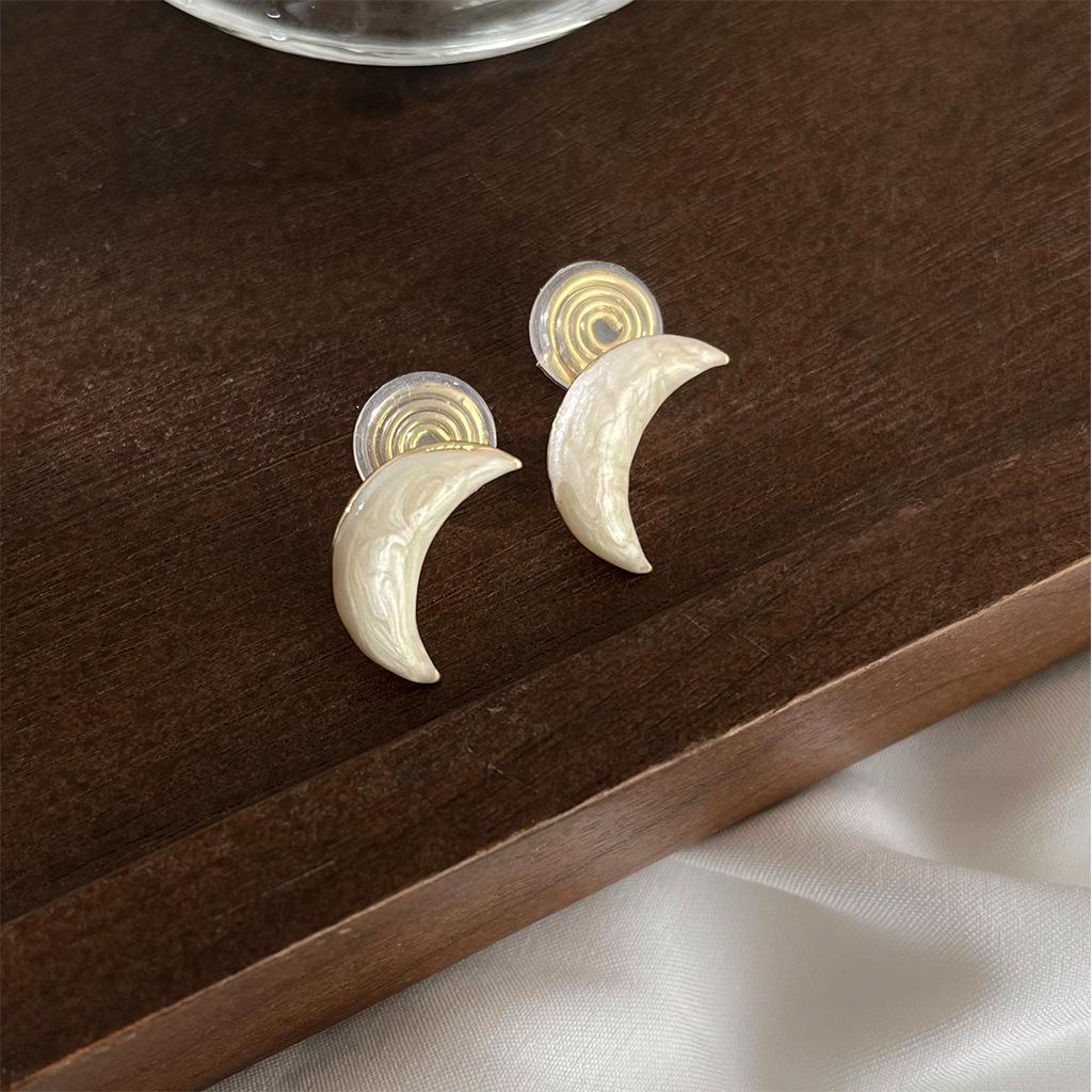 Французские ретро-клипсы для ушей Camellia: Модные серьги без проколов, высококачественный дизайн, идеально подходят для поездок на работу.