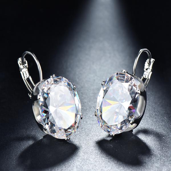 Элегантные серьги с овальным камнем