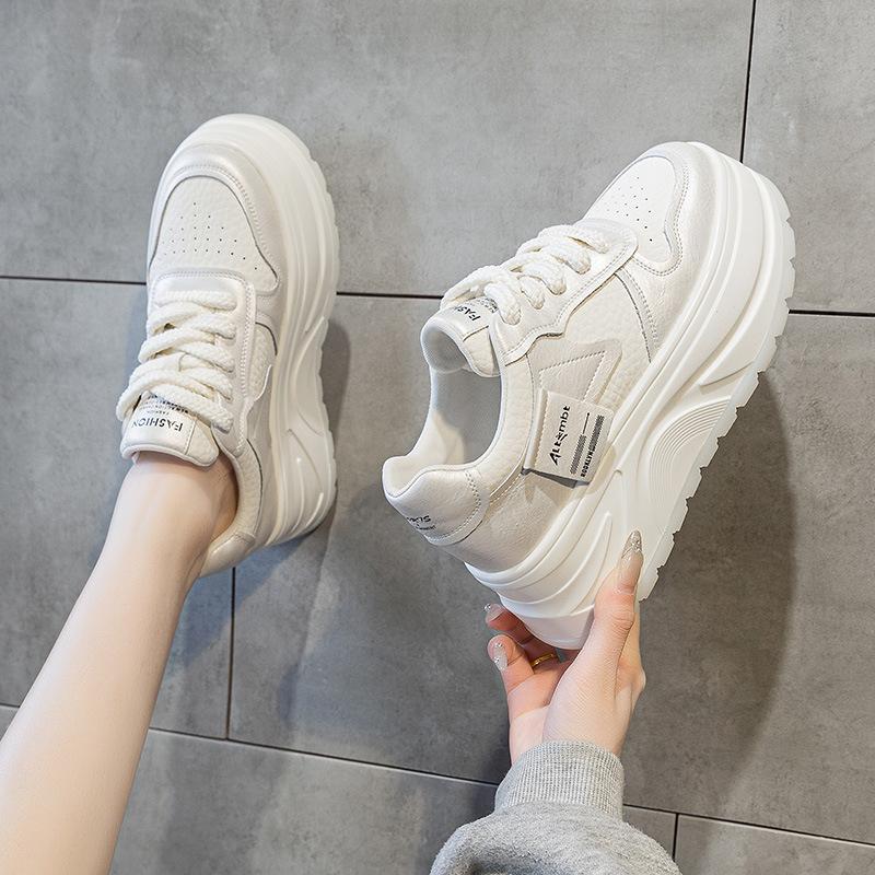 2025 весна маленькие белые туфли женские толстая подошва увеличивающие рост маленький размер увеличивающие рост спортивные женские туфли повседневные туфли на платформе маффин