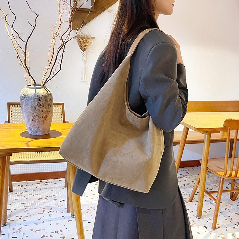 Осень и зима новая сумка-тоут женская матовая замшевая большая вместимость на плечо для работы и учебы повседневная модная трендовая сумка под мышкой