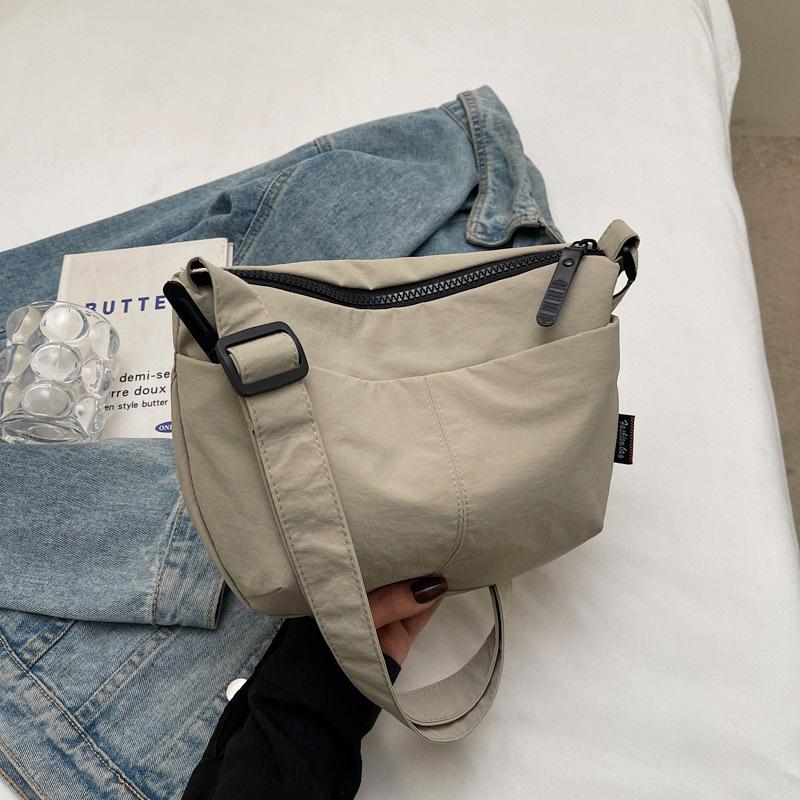 Casual Simple and Lightweight Bag Women's 2025 Spring New Fashion and Popular Versatile Shoulder Bag Commuter Sports Messenger Bag