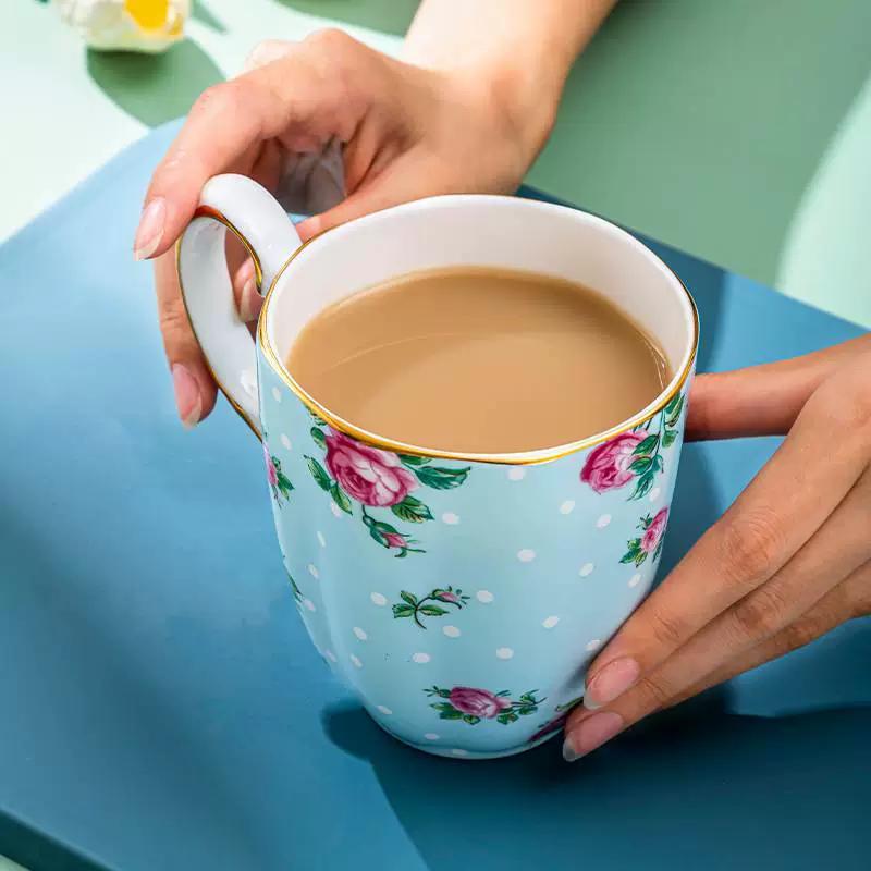 Керамическая кофейная кружка с цветочным узором, розовая и фиолетовая чашка для чая с ручной росписью и ручками, чашка для горячего питья среднего размера, 400 мл