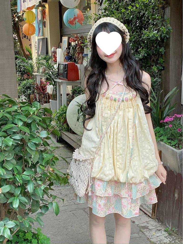 Платье-тюльпан в островном стиле с розово-зеленой цветочной лоскутной отделкой, присборенными бретелями, свободного кроя - Женская модель 2025 года