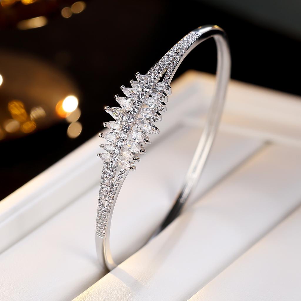 Light Luxury, Fashionable and Simple Zircon Open Bracelet Style High-end Bracelet for Women
