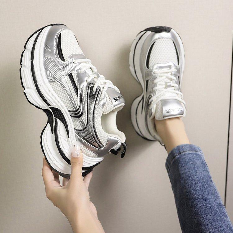 Женские летние кроссовки на толстой подошве, новая корейская версия, сетчатые дышащие, маленькие на толстой подошве, увеличивающие рост, студенческие повседневные спортивные туфли