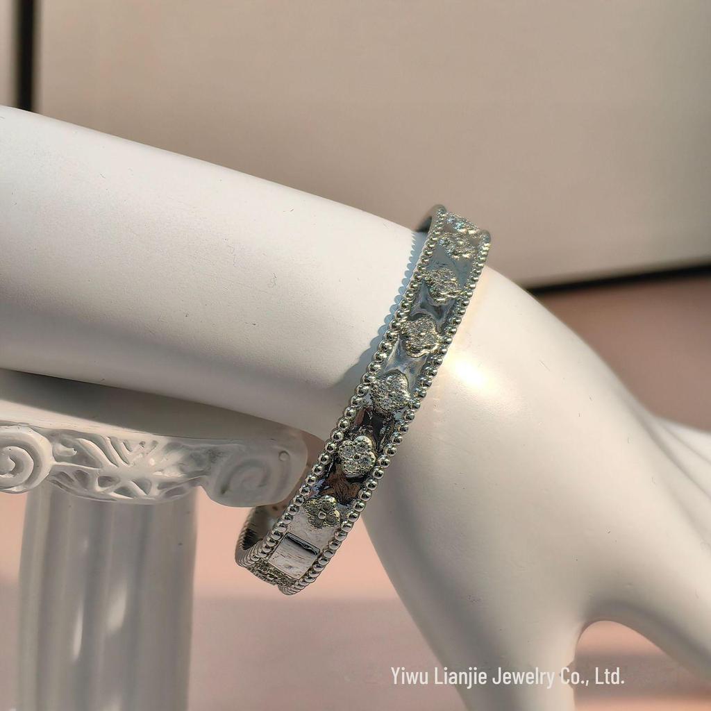 Ретро-браслет с четырехлистным клевером и гальваническим покрытием класса люкс - модный и универсальный популярный товар