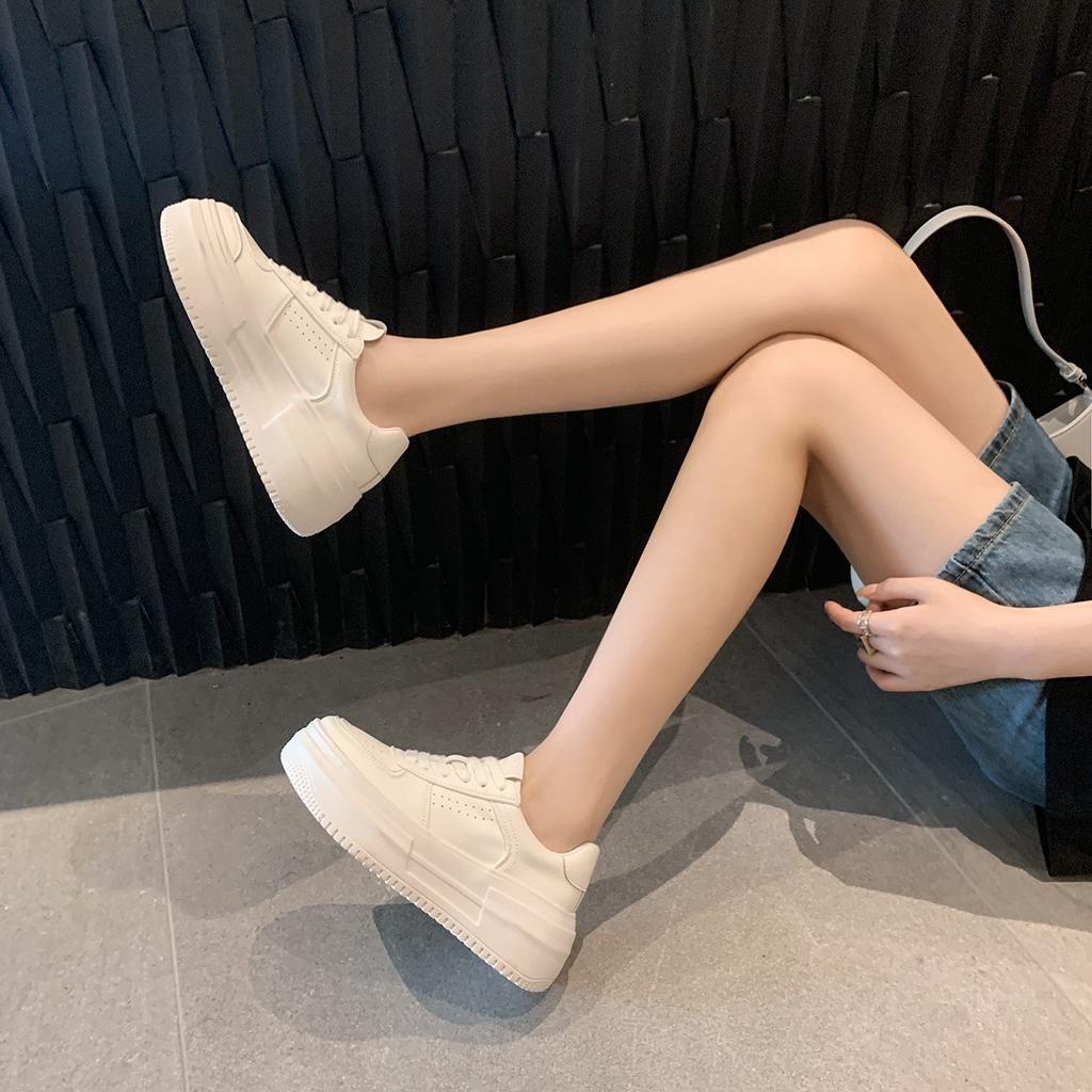 Интернет знаменитости кексы платформа белые туфли дети 2024 весна и осень новые универсальные увеличивающие рост спортивные туфли для доски женские