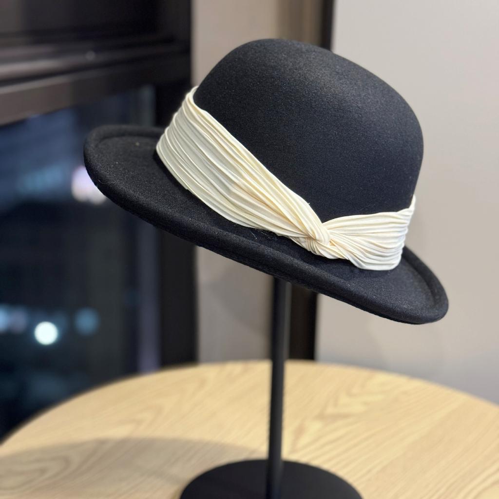 Французское лицо, демонстрирующее маленькую шляпу рыбака из валяной шерсти, с загнутыми полями, для женщин, для весенне-осенне-зимней моды, британская ретро шляпа-котелок, трендовая