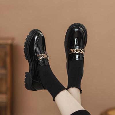 Женские черные лаковые лоферы – Осенние слипоны на толстой подошве с цепочкой, в британском стиле.