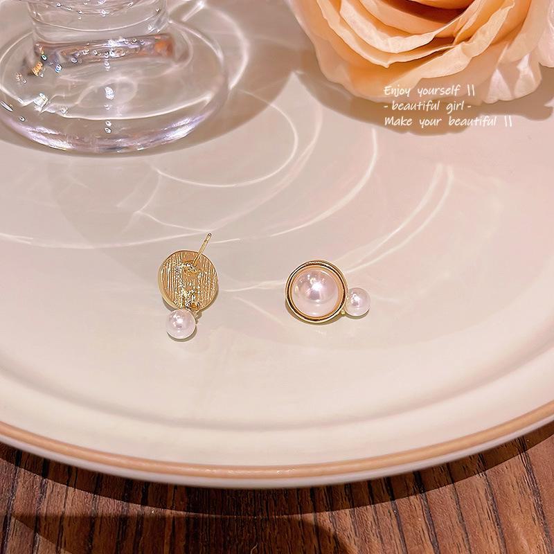 Korean S925 Silver Pearl Earrings - Elegant, Light Luxury Style.